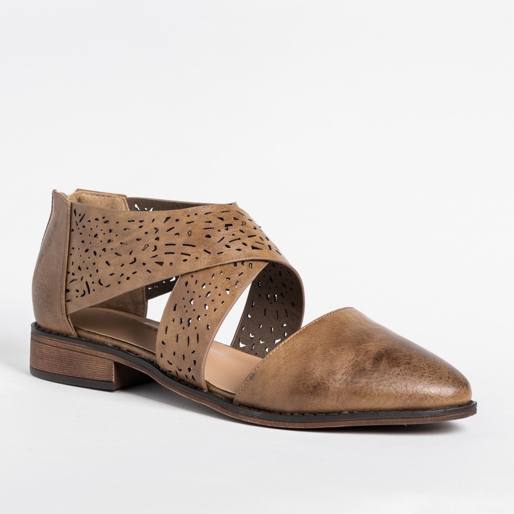 LAST 5.5‼️TAUPE LASER CUT CRISS CROSS - Shoe - Picture 2 of 3